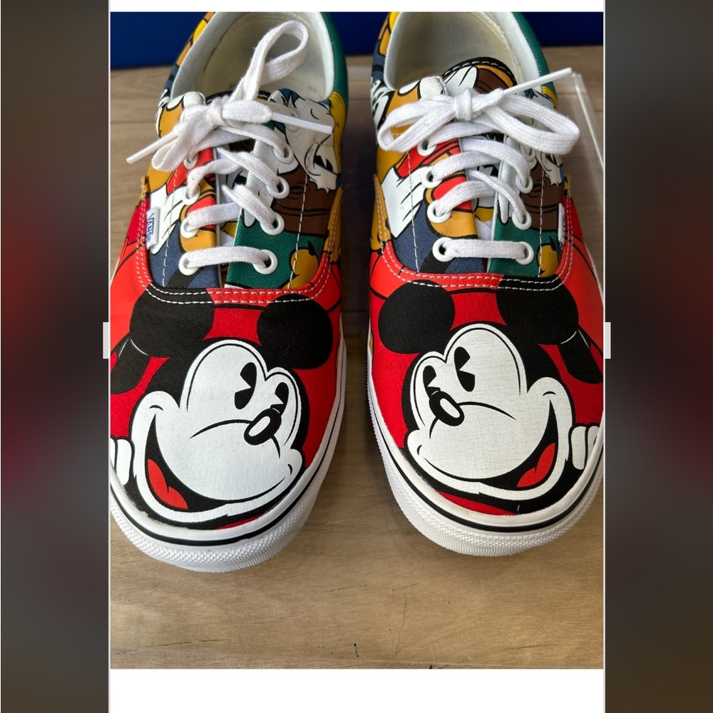 Vans Disney men’s tennis shoes